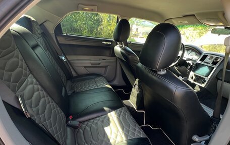 Chrysler 300C II, 2005 год, 1 050 000 рублей, 34 фотография