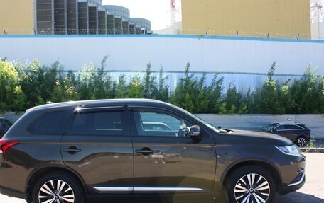 Mitsubishi Outlander III рестайлинг 3, 2019 год, 1 987 000 рублей, 5 фотография