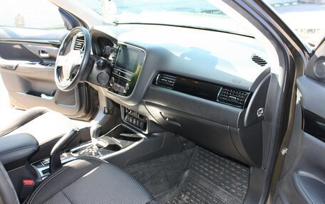 Mitsubishi Outlander III рестайлинг 3, 2019 год, 1 987 000 рублей, 13 фотография