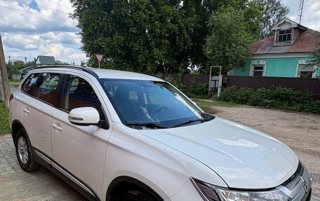 Mitsubishi Outlander III рестайлинг 3, 2022 год, 2 750 000 рублей, 4 фотография