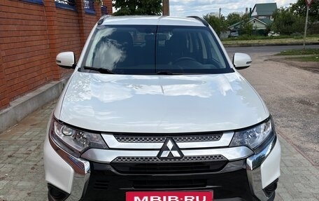 Mitsubishi Outlander III рестайлинг 3, 2022 год, 2 750 000 рублей, 2 фотография