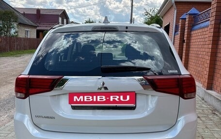 Mitsubishi Outlander III рестайлинг 3, 2022 год, 2 750 000 рублей, 3 фотография