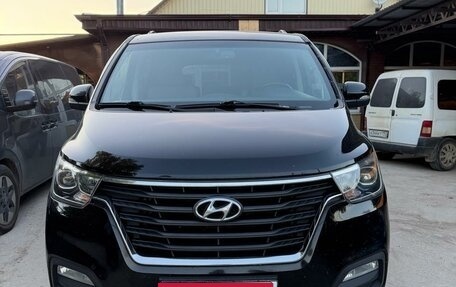 Hyundai H-1 II рестайлинг, 2018 год, 2 400 000 рублей, 1 фотография