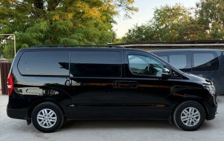 Hyundai H-1 II рестайлинг, 2018 год, 2 400 000 рублей, 5 фотография