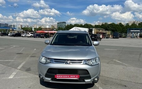 Mitsubishi Outlander III рестайлинг 3, 2014 год, 1 450 000 рублей, 2 фотография