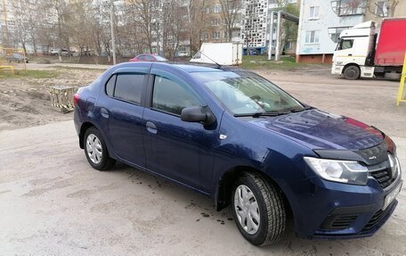 Renault Logan II, 2018 год, 900 000 рублей, 2 фотография