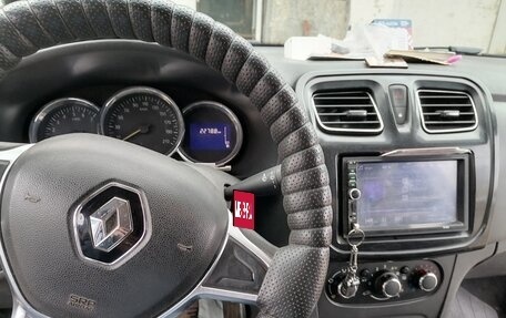 Renault Logan II, 2018 год, 900 000 рублей, 3 фотография