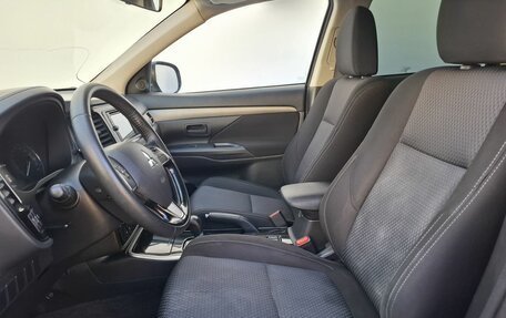 Mitsubishi Outlander III рестайлинг 3, 2017 год, 1 800 000 рублей, 10 фотография