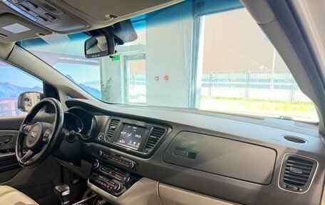 KIA Carnival III, 2018 год, 2 500 000 рублей, 10 фотография