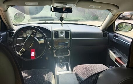 Chrysler 300C II, 2005 год, 550 000 рублей, 10 фотография