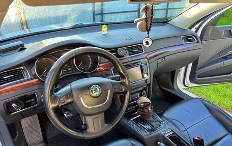 Skoda Superb III рестайлинг, 2012 год, 1 300 000 рублей, 19 фотография