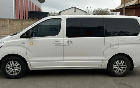 Hyundai Grand Starex Grand Starex I рестайлинг 2, 2016 год, 1 850 000 рублей, 2 фотография