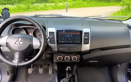 Mitsubishi Outlander III рестайлинг 3, 2007 год, 900 000 рублей, 10 фотография
