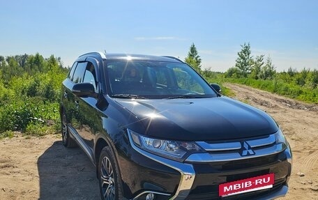 Mitsubishi Outlander III рестайлинг 3, 2015 год, 1 700 000 рублей, 2 фотография
