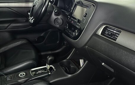Mitsubishi Outlander III рестайлинг 3, 2015 год, 1 700 000 рублей, 19 фотография