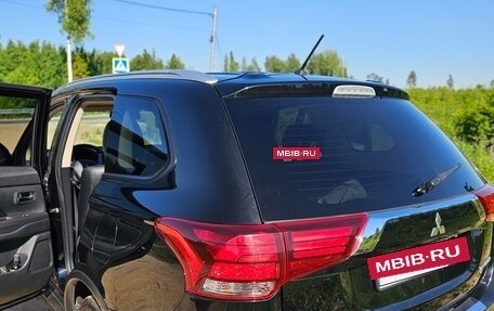 Mitsubishi Outlander III рестайлинг 3, 2015 год, 1 700 000 рублей, 10 фотография