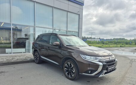 Mitsubishi Outlander III рестайлинг 3, 2022 год, 2 720 000 рублей, 3 фотография