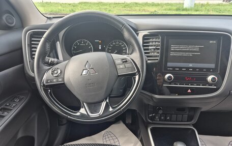 Mitsubishi Outlander III рестайлинг 3, 2022 год, 2 720 000 рублей, 13 фотография