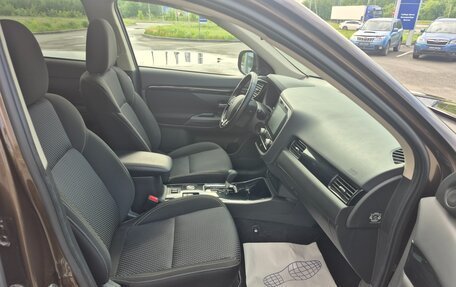 Mitsubishi Outlander III рестайлинг 3, 2022 год, 2 720 000 рублей, 11 фотография