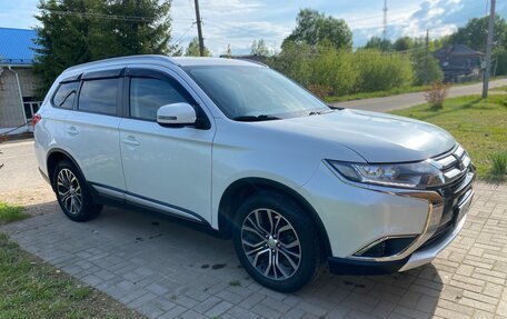 Mitsubishi Outlander III рестайлинг 3, 2018 год, 2 200 000 рублей, 9 фотография
