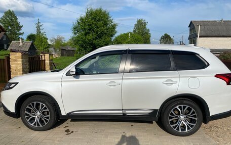 Mitsubishi Outlander III рестайлинг 3, 2018 год, 2 200 000 рублей, 12 фотография