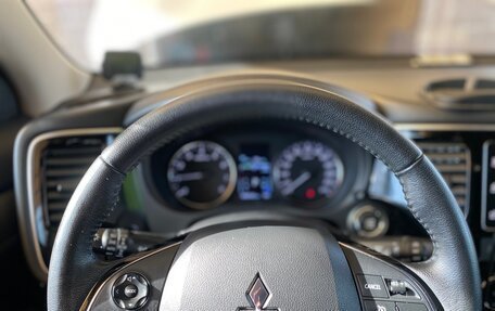 Mitsubishi Outlander III рестайлинг 3, 2018 год, 2 200 000 рублей, 15 фотография