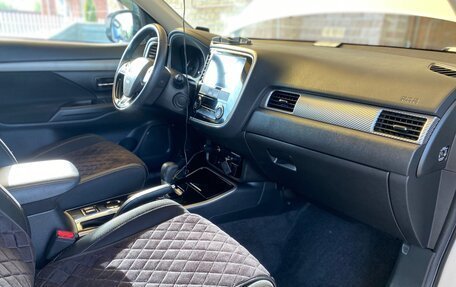 Mitsubishi Outlander III рестайлинг 3, 2018 год, 2 200 000 рублей, 18 фотография