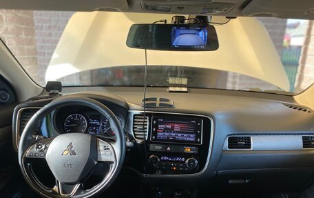 Mitsubishi Outlander III рестайлинг 3, 2018 год, 2 200 000 рублей, 16 фотография