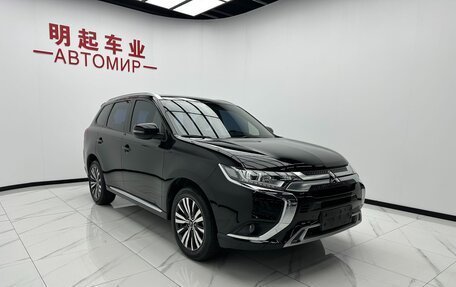 Mitsubishi Outlander III рестайлинг 3, 2022 год, 1 660 000 рублей, 2 фотография