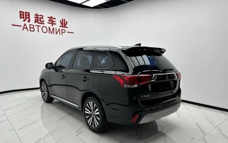 Mitsubishi Outlander III рестайлинг 3, 2022 год, 1 660 000 рублей, 6 фотография