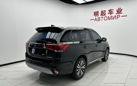 Mitsubishi Outlander III рестайлинг 3, 2022 год, 1 660 000 рублей, 4 фотография