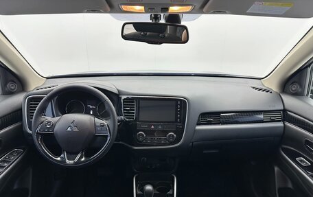 Mitsubishi Outlander III рестайлинг 3, 2022 год, 1 660 000 рублей, 11 фотография