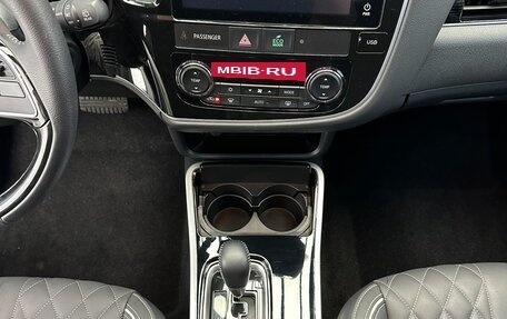 Mitsubishi Outlander III рестайлинг 3, 2022 год, 1 660 000 рублей, 13 фотография