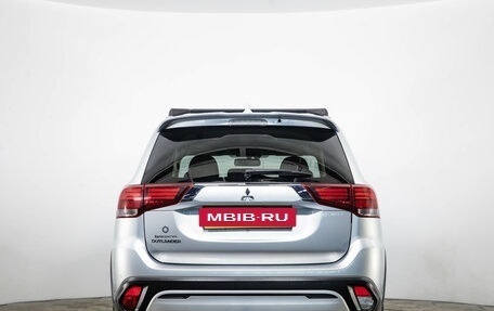 Mitsubishi Outlander III рестайлинг 3, 2022 год, 2 449 000 рублей, 6 фотография