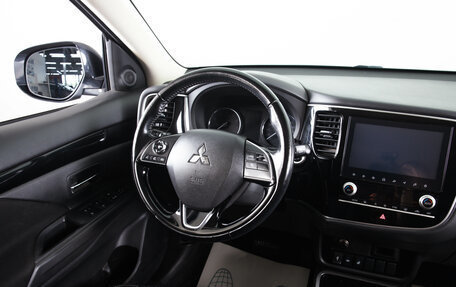 Mitsubishi Outlander III рестайлинг 3, 2022 год, 2 449 000 рублей, 13 фотография