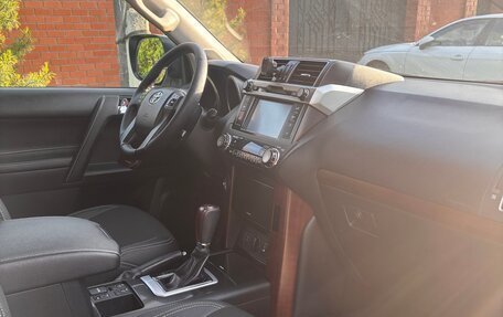 Toyota Land Cruiser Prado 150 рестайлинг 2, 2015 год, 3 600 000 рублей, 11 фотография