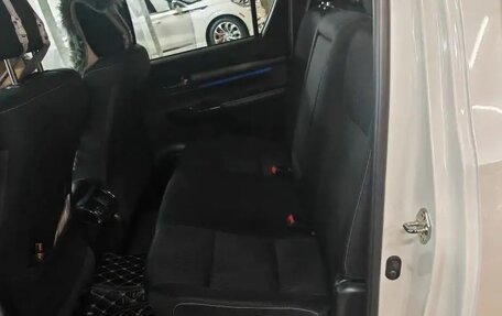Toyota Hilux VIII, 2021 год, 5 200 000 рублей, 8 фотография