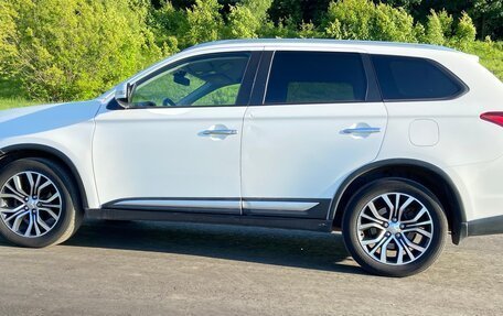 Mitsubishi Outlander III рестайлинг 3, 2018 год, 1 490 000 рублей, 2 фотография