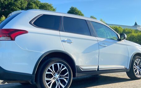 Mitsubishi Outlander III рестайлинг 3, 2018 год, 1 490 000 рублей, 13 фотография