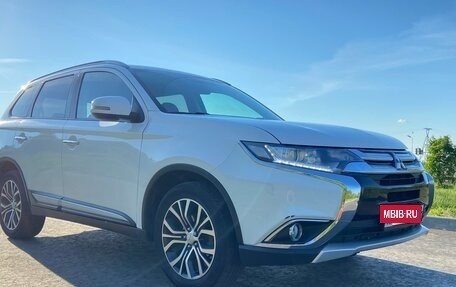 Mitsubishi Outlander III рестайлинг 3, 2018 год, 1 490 000 рублей, 3 фотография