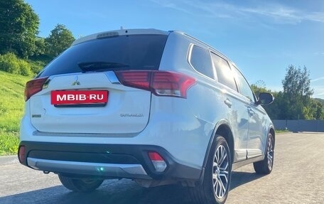 Mitsubishi Outlander III рестайлинг 3, 2018 год, 1 490 000 рублей, 12 фотография