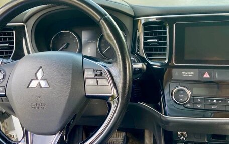 Mitsubishi Outlander III рестайлинг 3, 2018 год, 1 490 000 рублей, 25 фотография