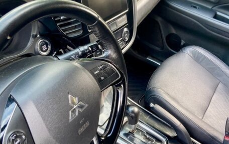 Mitsubishi Outlander III рестайлинг 3, 2018 год, 1 490 000 рублей, 27 фотография