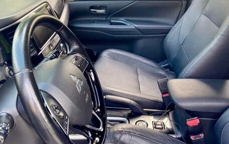 Mitsubishi Outlander III рестайлинг 3, 2018 год, 1 490 000 рублей, 26 фотография