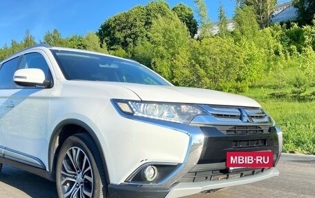 Mitsubishi Outlander III рестайлинг 3, 2018 год, 1 490 000 рублей, 15 фотография
