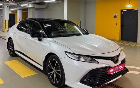 Toyota Camry, 2021 год, 3 200 000 рублей, 2 фотография