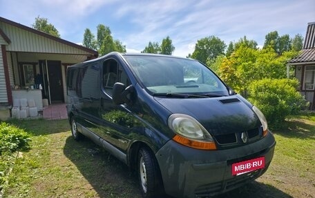 Renault Trafic, 2002 год, 649 999 рублей, 2 фотография