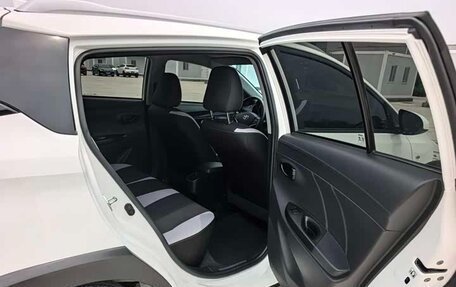 Toyota Yaris XP150 рестайлинг, 2022 год, 910 000 рублей, 13 фотография
