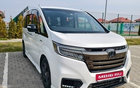 Honda Stepwgn IV, 2019 год, 2 400 000 рублей, 2 фотография
