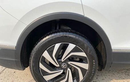 Volkswagen Tiguan II, 2023 год, 2 450 000 рублей, 4 фотография